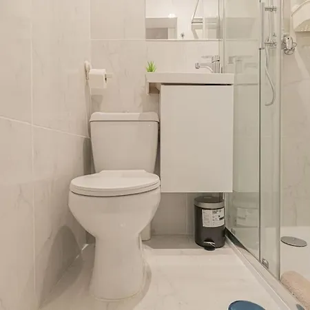 3 Bed Unit Next To The Train