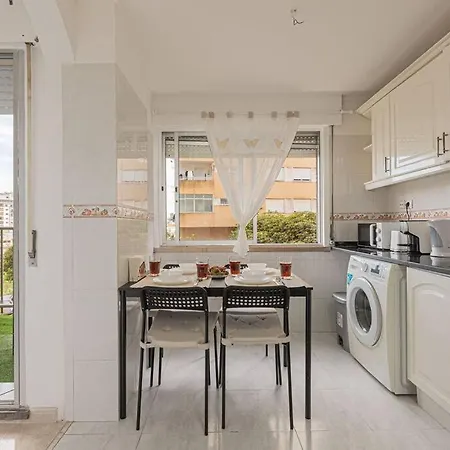 3 Bed Unit Next To The Train Apartamento