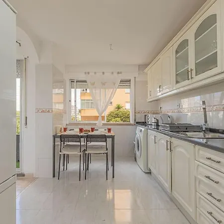 3 Bed Unit Next To The Train *