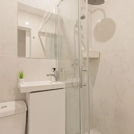 3 Bed Unit Next To The Train Apartamento Queluz