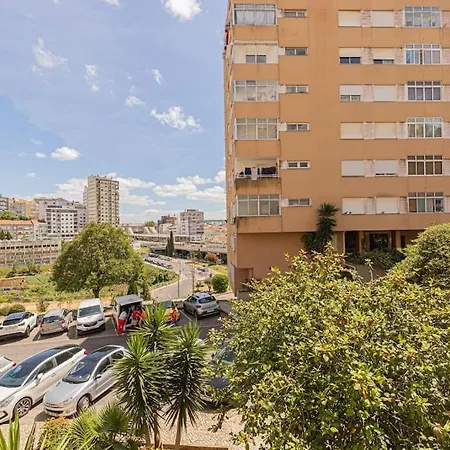 3 Bed Unit Next To The Train Apartamento