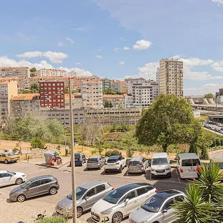 3 Bed Unit Next To The Train Apartamento *