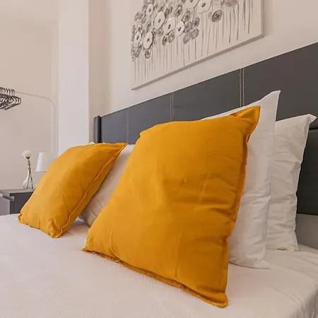 3 Bed Unit Next To The Train Apartamento *