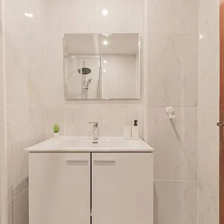 3 Bed Unit Next To The Train Apartamento *