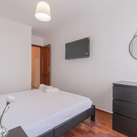 3 Bed Unit Next To The Train Apartamento *