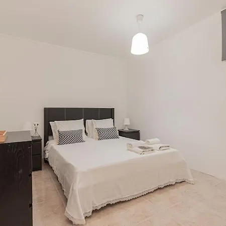3 Bed Unit Next To The Train * Queluz