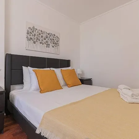 3 Bed Unit Next To The Train Apartamento