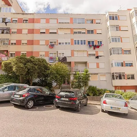 3 Bed Unit Next To The Train * Queluz